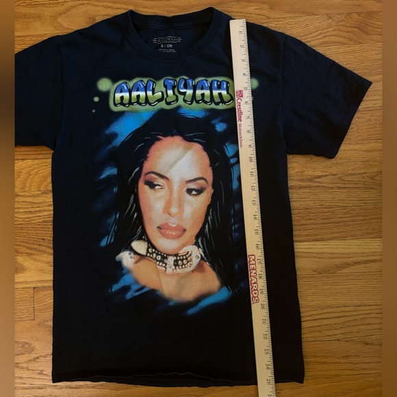 Aaliyah T-Shirt Women’s Small Black One in a Million Graphic Tee Y2K Music - Picture 6 of 6